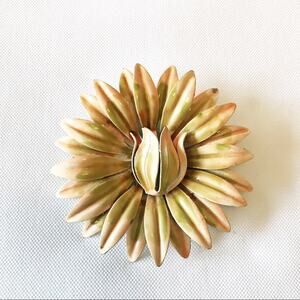 Vintage Metal Daisy Brooch Pin Soft Peach & Green